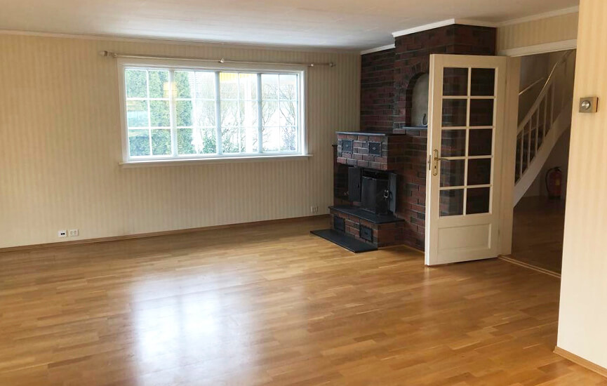 Zdjęcie przed: salon z dużym kominkiem.