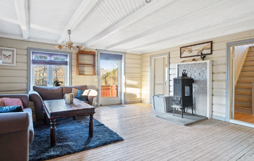 Stary piec na drewno Jøtul 606 w domu z bali