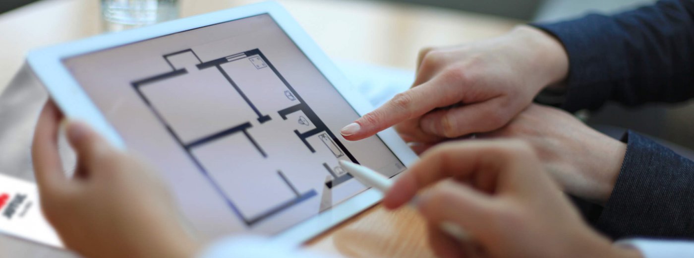 Ręce trzymające plany domu