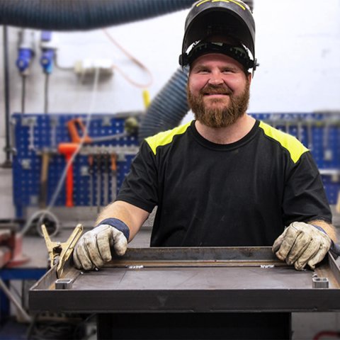 Mężczyzna pracujący w warsztacie Jøul