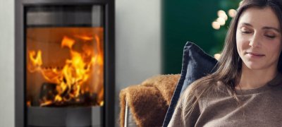 Boże Narodzenie z kobietą przed kominkiem