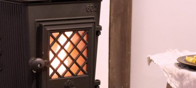 Czarny piec Jøtul F 602 z naleśnikami