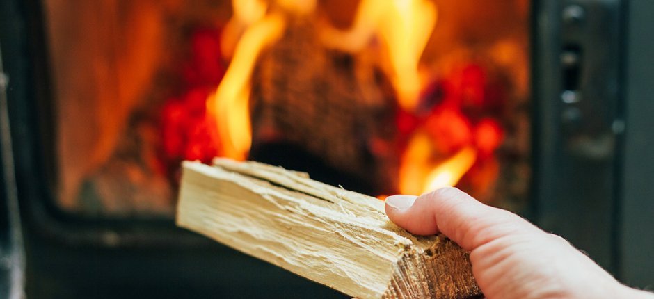 Palenie drewnem w kominku