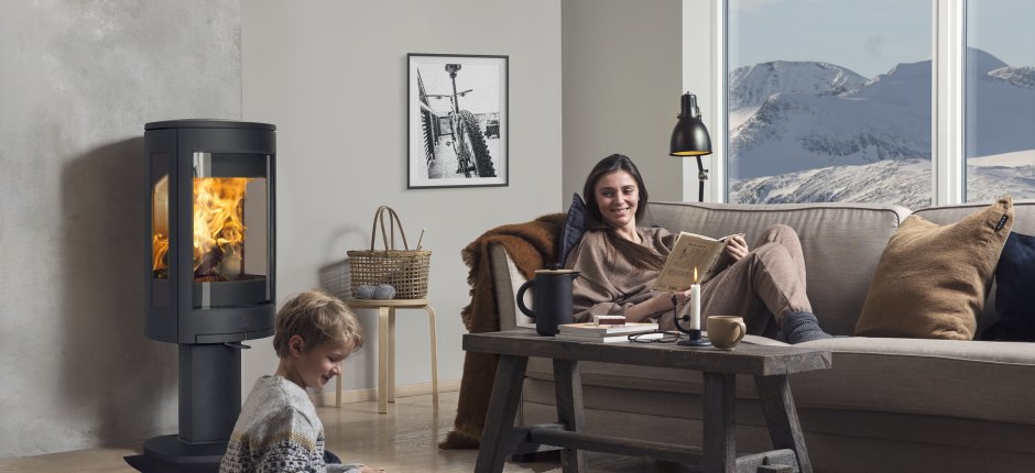 Rodzina w salonie z czarnym piecem na drewno Jøtul F 373 Advance BP