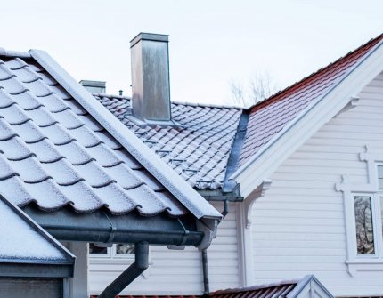 Dach z kominem