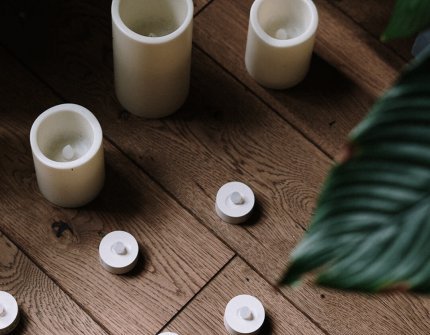 Świeczki na drewnianej podłodze