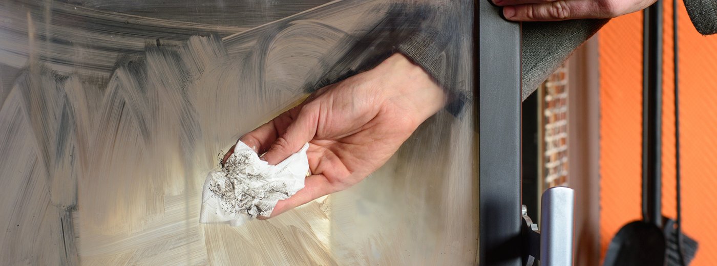 Czyszczenie szyby w drzwiach pieca