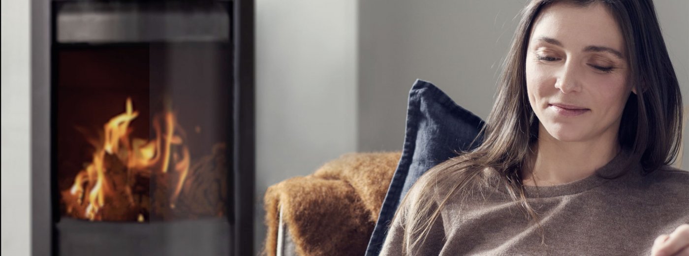 Pani w salonie przed kominkiem