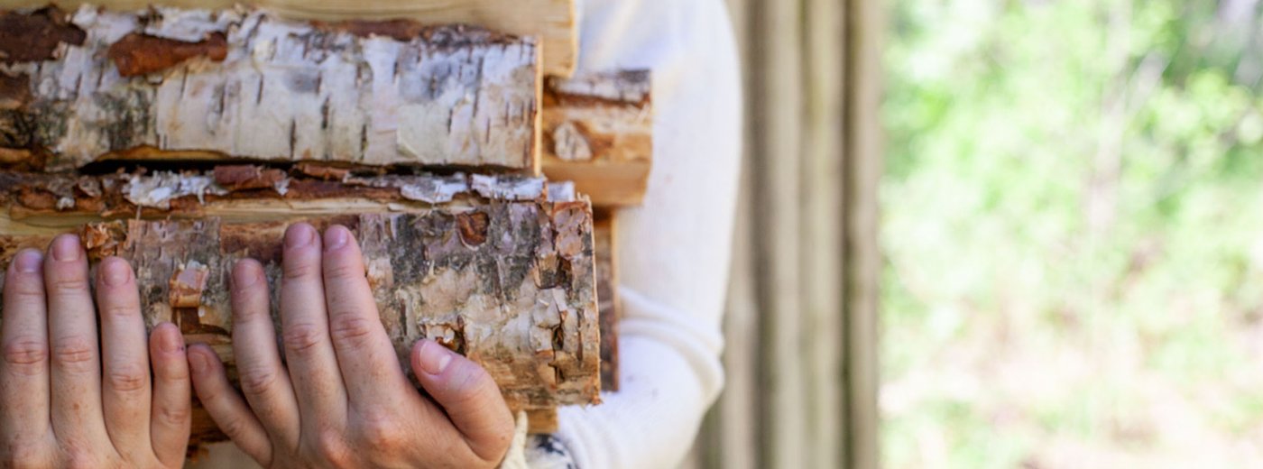 Dziewczyna niosąca drewno opałowe