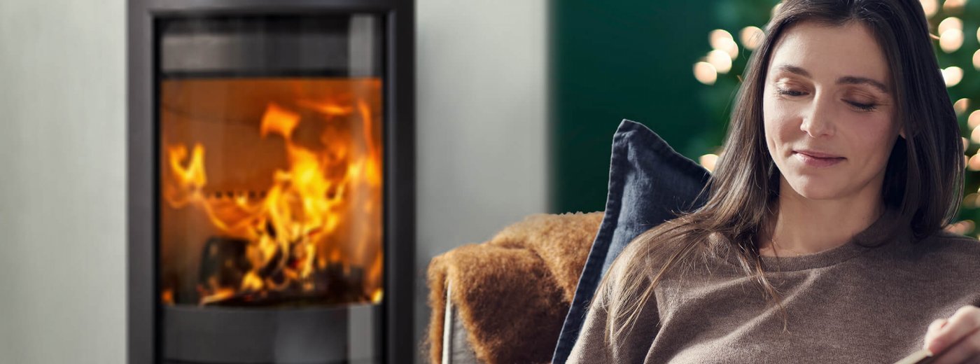 Boże Narodzenie z kobietą przed kominkiem