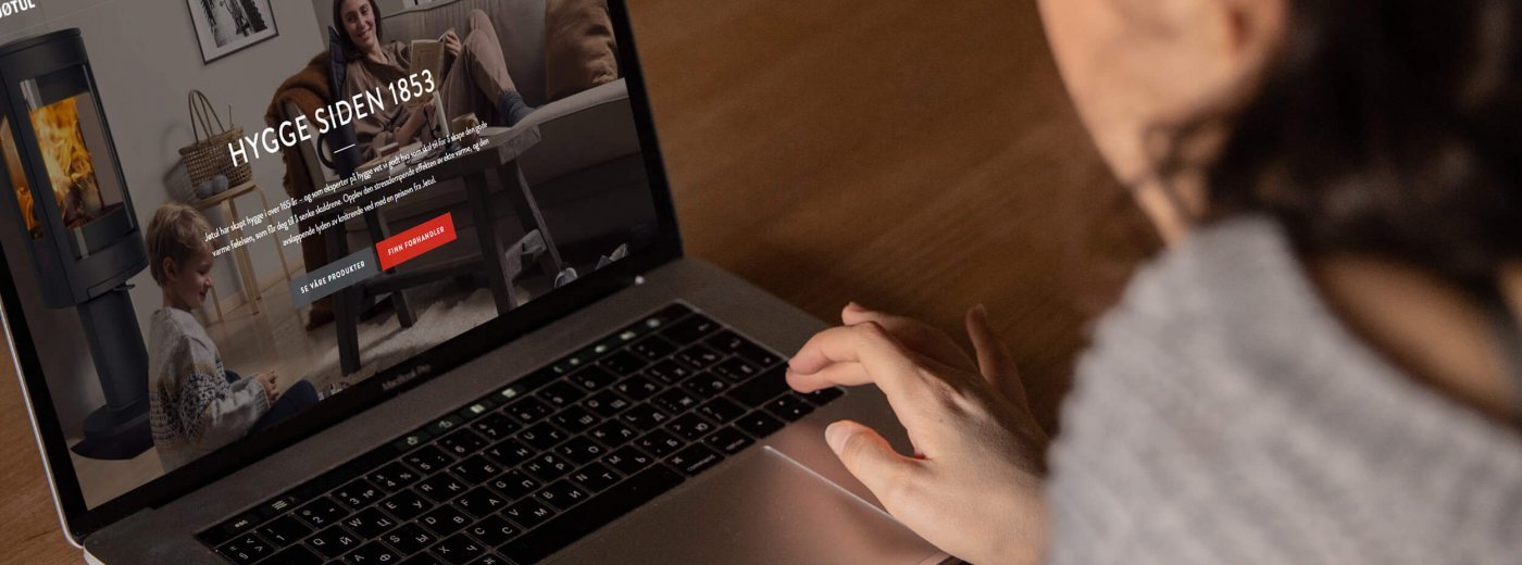 Pani szukająca kominka w Internecie