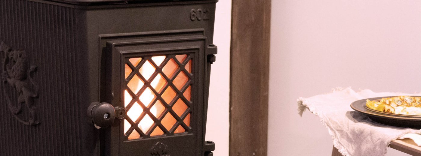 Czarny piec Jøtul F 602 z naleśnikami