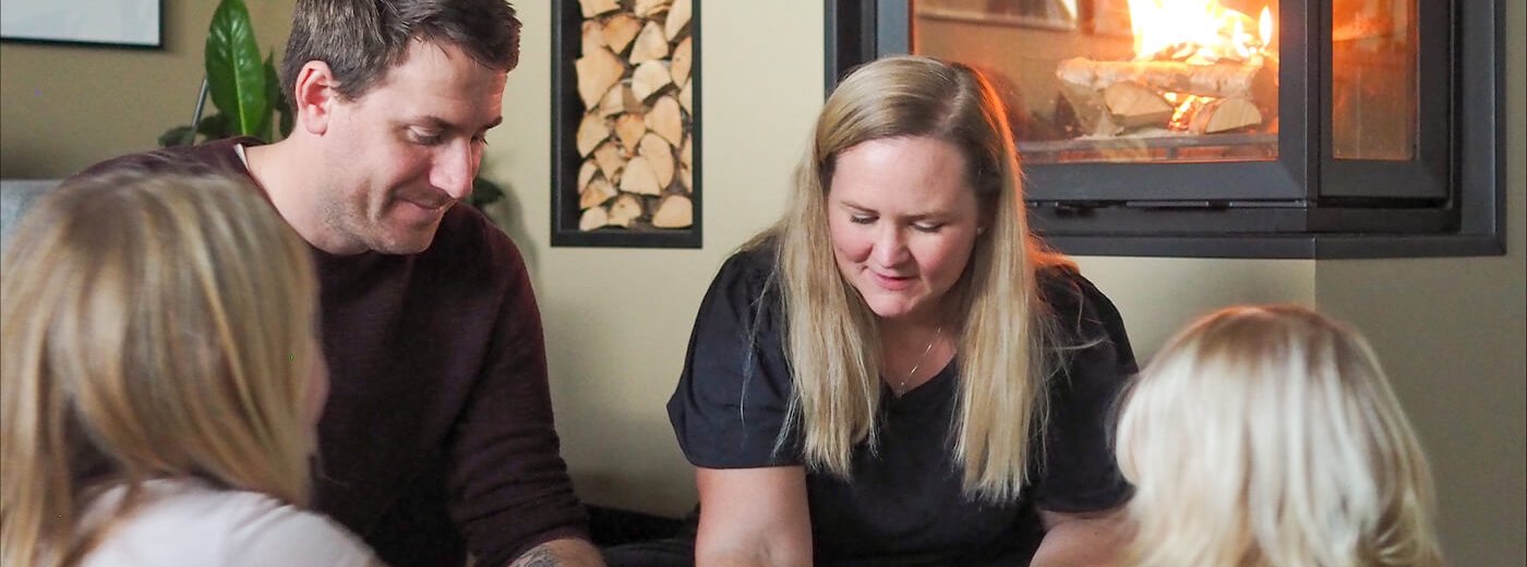 Norweska rodzina przed wkładem kominkowym Jøtul I 620 FR