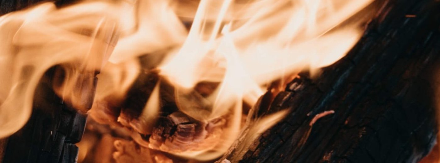 Płonące polana drewna