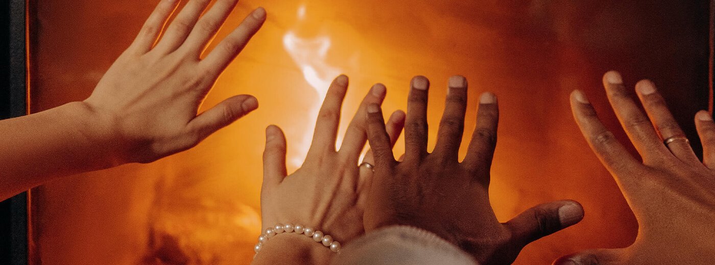 Ręce na tle płomieni