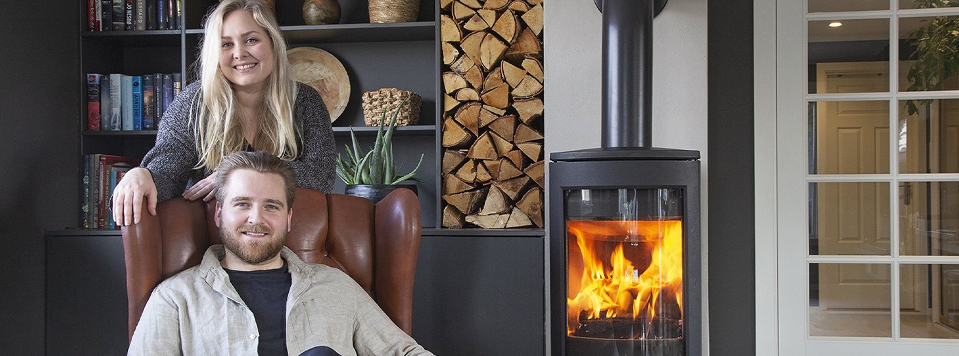 Mężczyzna i kobieta przed piecem na drewno Jøtul F 373 Advance